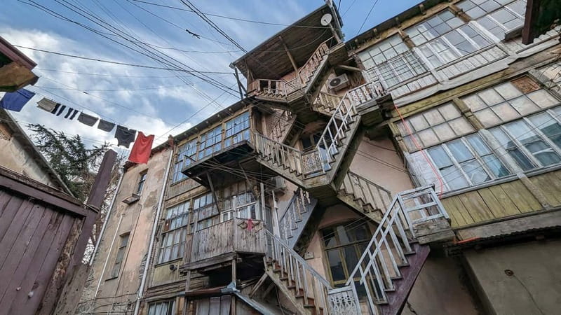 Beyond the Old City: Tbilisi's Hidden Gems Walking Tour - Tbilisi’s Left Bank Explains the City’s Big Turning Point