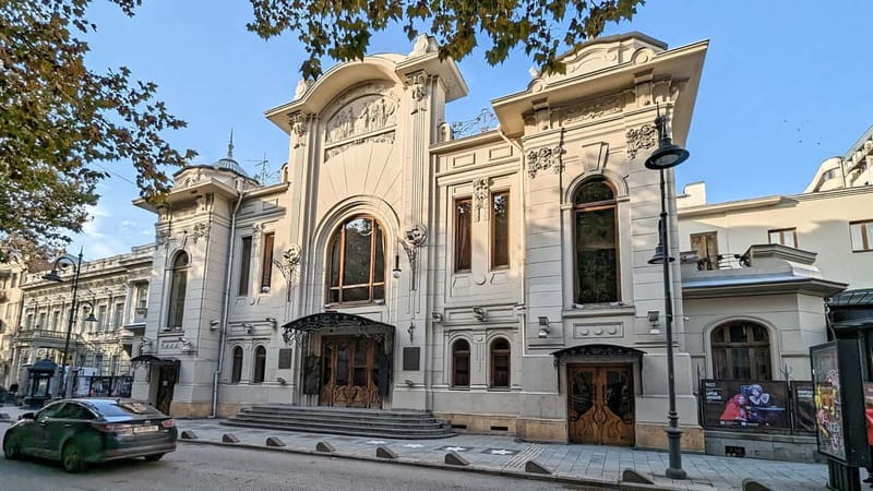 Beyond the Old City: Tbilisi's Hidden Gems Walking Tour - Agmashenebeli Avenue on Foot, Architecture Meets Real Life
