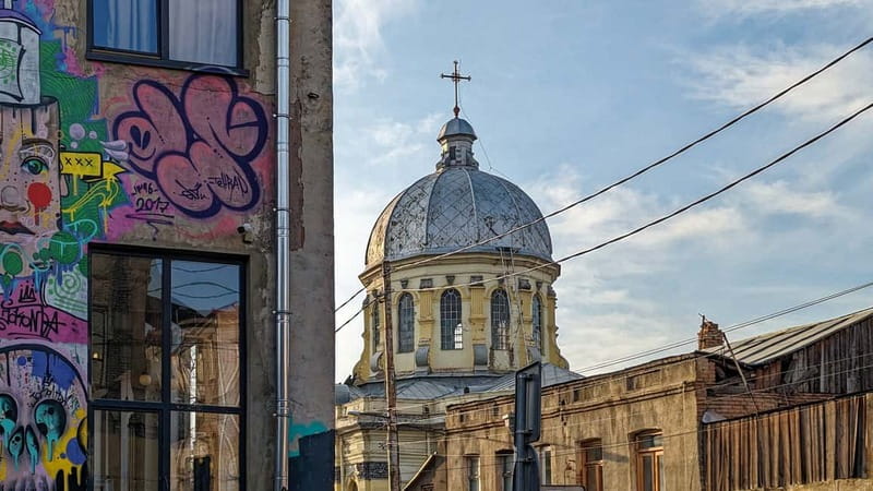 Beyond the Old City: Tbilisi's Hidden Gems Walking Tour - The Guide Experience, Including Oksana’s Style of Storytelling