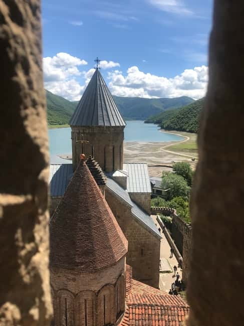 From Tbilisi: Kazbegi Tour - Zhinvali - Ananuri - Gudauri - Over the pass to Stepantsminda: where the air changes