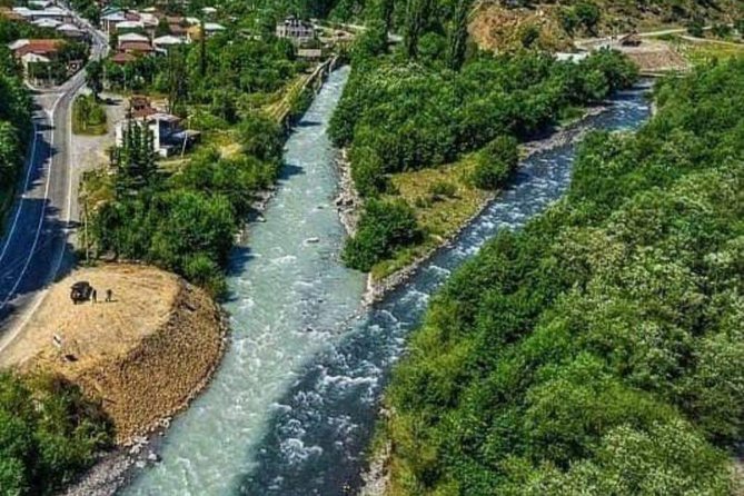 Full-Day Kazbegi Private Tour from Tbilisi - Stepantsminda as your Kazbegi hub, plus the lunch reality