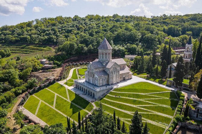 Kakheti, Bodbe, Sighnaghi and Telavi (Group Tour) - Telavi highlights: a 900-year-old tree, King Erekle palace sightlines, and free wine tasting