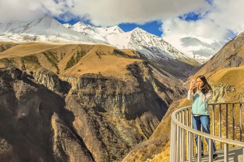 Kazbegi, Stepantsminda, and Gudauri Tour - Ananuri Fortified Castle Ensemble: 16th-century walls on the Aragvi