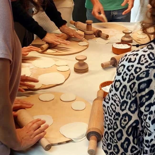 Kutaisi: Georgian Traditional Food Masterclass at family - Should you book the Kutaisi khinkali and khachapuri masterclass?