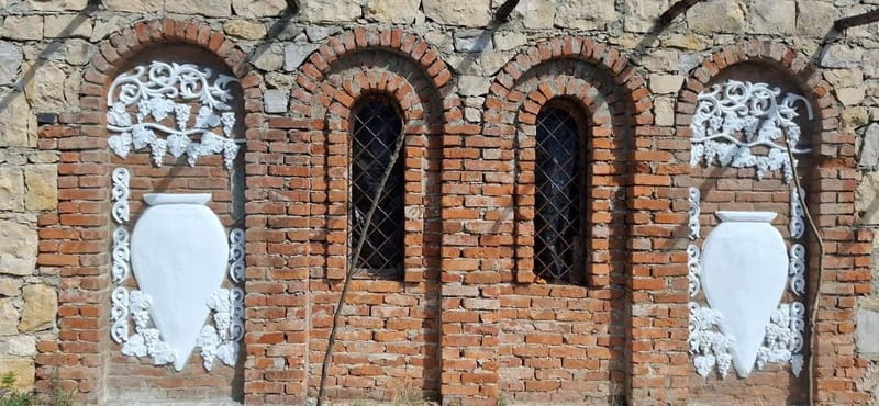 Kutaisi: Wine Tasting in Family Winery shop - Snacks, gift buying, and the warm family vibe