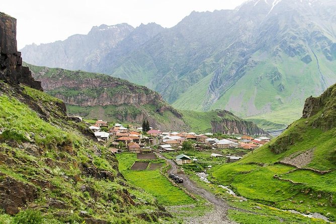 Private day tour in Kazbegi (Stepantsminda) - Friendship Arch in Gudauri: a Soviet-era view stop with options