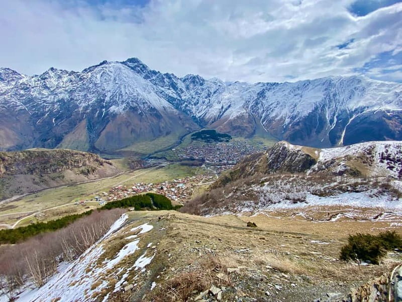 Private day trip to Stepantsminda, Kazbegi Mountains & Sno - Gudauri Ski Route and the Friendship Monument View Pause