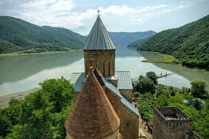 Private Kazbegi Tour: Gergeti, Ananuri & Scenic Views - Pasanauri Stop: Khinkali Town and the River Confluence Moment