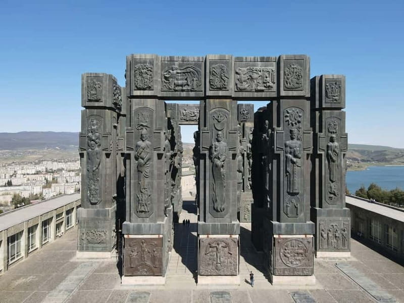 Tbilisi: Chronicle of Georgia Guided Tour - More than pictures: your guided stop and photo-friendly moments