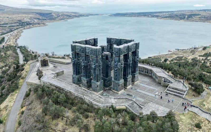 Tbilisi: City Highlights & Georgia Chronicles Guided Tour - Old Town Tbilisi, Metekhi Church, and walking near the river