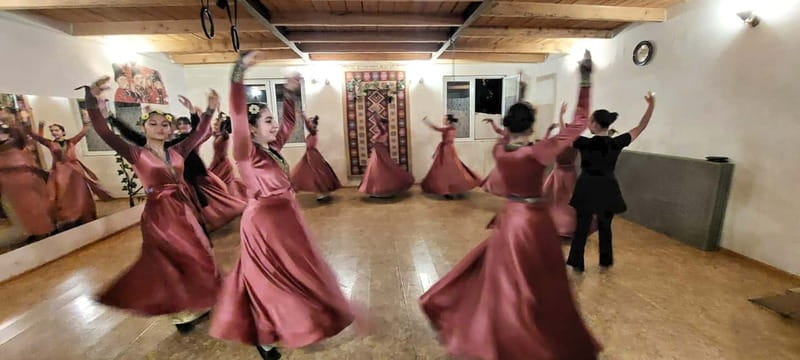 Tbilisi: Georgian Traditional Folklore Show in the city - The flow of the 3-hour show: dances, songs, and audience participation