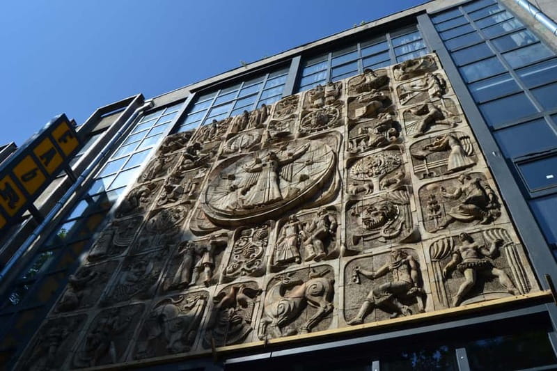 Tbilisi: Graffiti & Street Art Walking Tour - Finding your group at Meidan Square, right by the I love Tbilisi sign