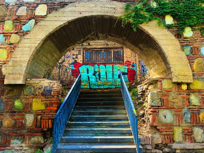 Tbilisi: Hidden Gems Walking Tour with Food & Wine Tastings - Key reasons this walk works so well