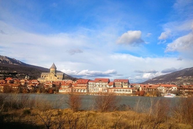 Tbilisi & Mtskheta bus tour hop on hop off - Metekhi Cathedral (Old City Meidan Square): 50 Minutes That Add Up