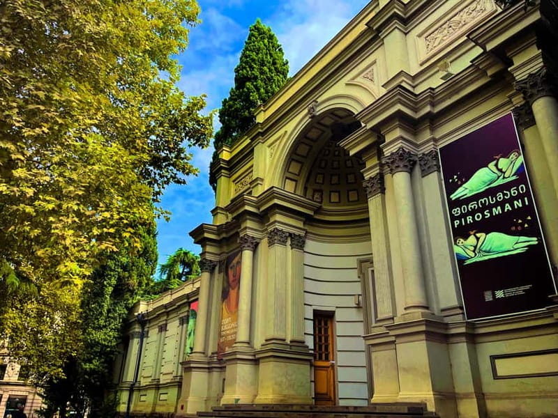 Tbilisi: Walking Tour of Main Highlights With Food & Wine - Botanical Garden and Royal Baths area: a calmer pace inside the city core